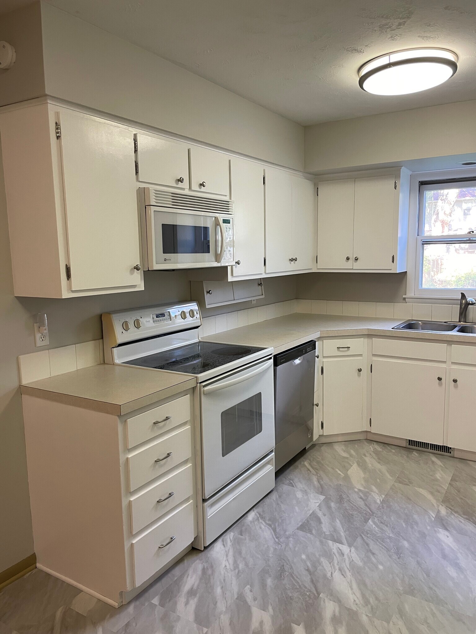 Building Photo - 864 S 45th St