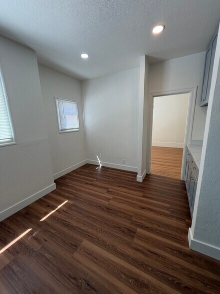 Building Photo - 495 Elwood Ave