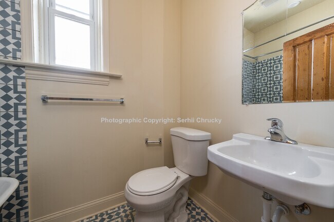 Building Photo - 934 W 19th St