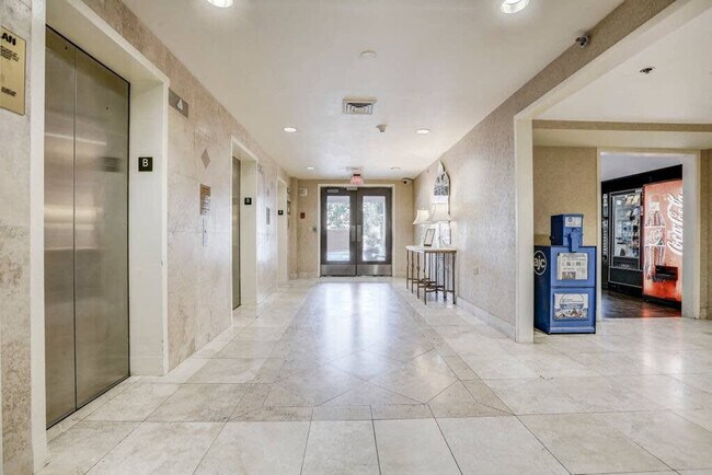 Building Photo - 300 W Peachtree St NW