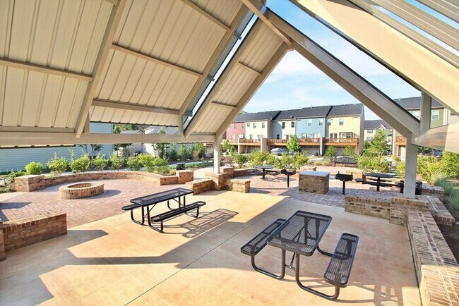 Building Photo - Stunning 3 Story 3BD/2+2HalfBA Townhome in...