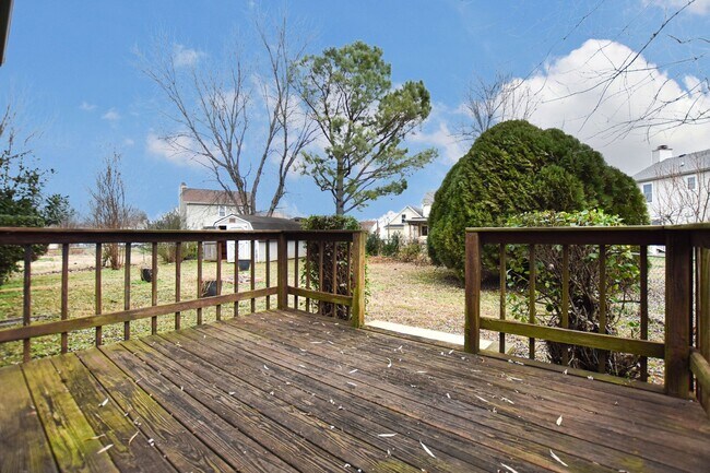 Building Photo - Pet Friendly Three Bedroom!