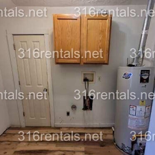 Building Photo - $875- 4 bed 1 bath - Single Family Home