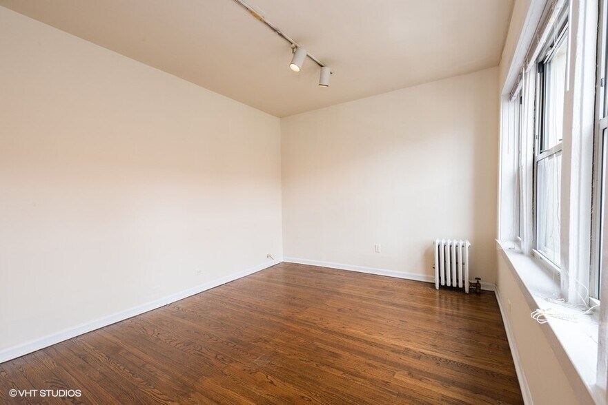 Building Photo - 4000 N Kenmore Ave