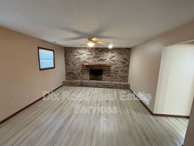 Building Photo - 601 Leo Dr