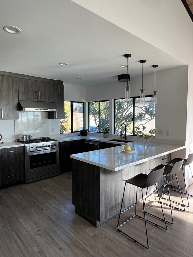 Building Photo - 353 Mariposa Dr