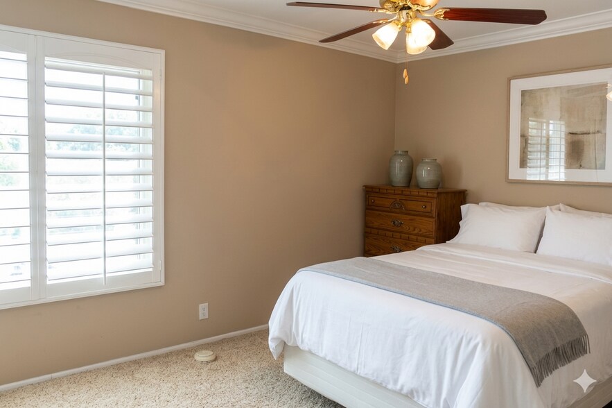 Building Photo - 465 S Tracy Ln