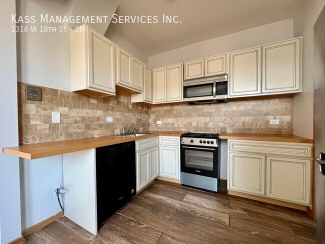 Building Photo - 1316 W 18th St