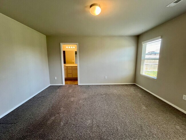 Building Photo - 1751 Forest Dr