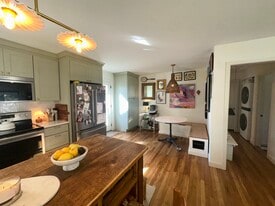 Building Photo - 5623 Meadowcrest Ln