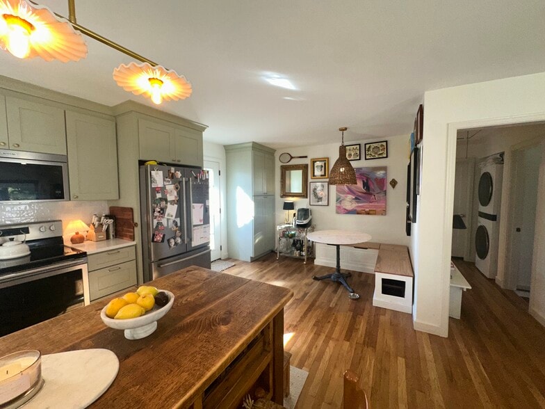 Breakfast nook and pantry. - 5623 Meadowcrest Ln