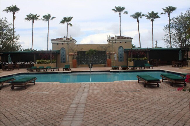 Building Photo - 520 SE 5 Ave