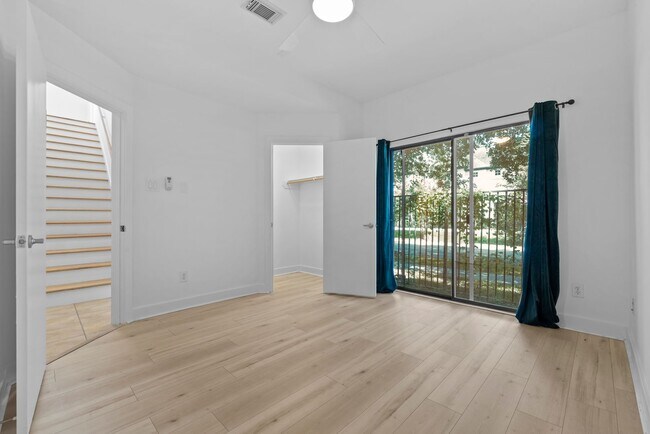 Building Photo - Contemporary Townhome Steps from Downtown/...