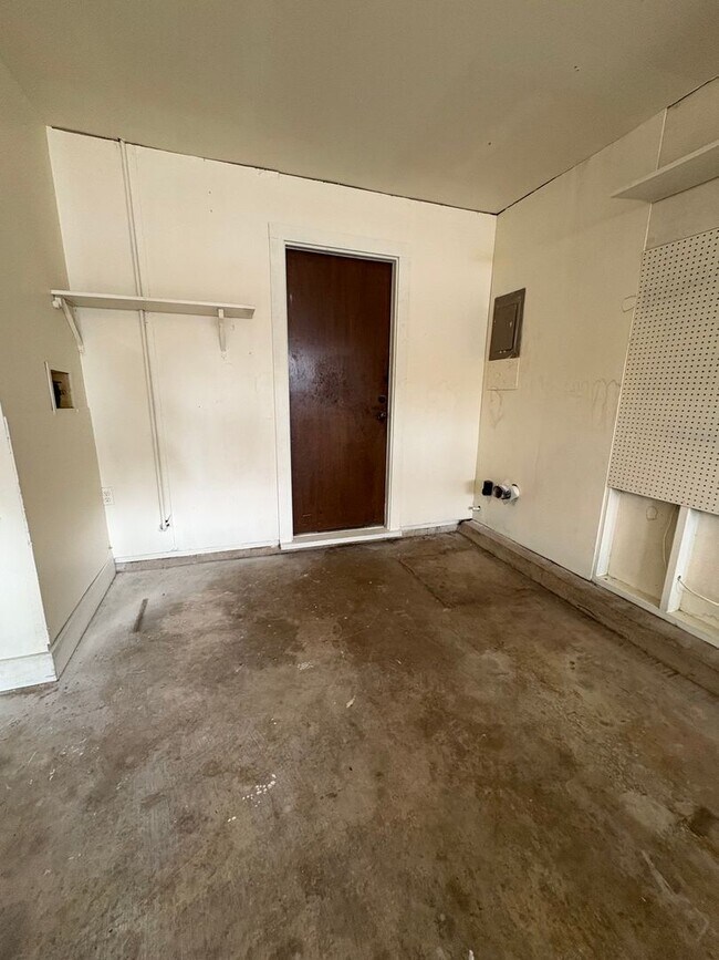 Building Photo - Beautiful 3 bedroom/2 bath with Garage and Central Air & Heat!