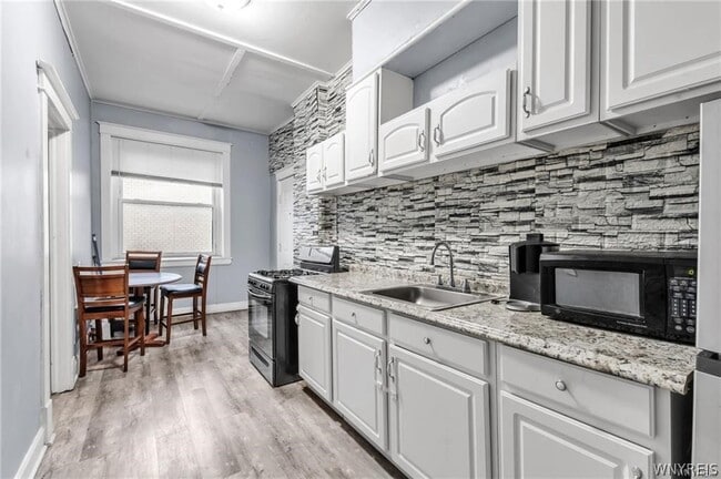 Building Photo - 946 Main St