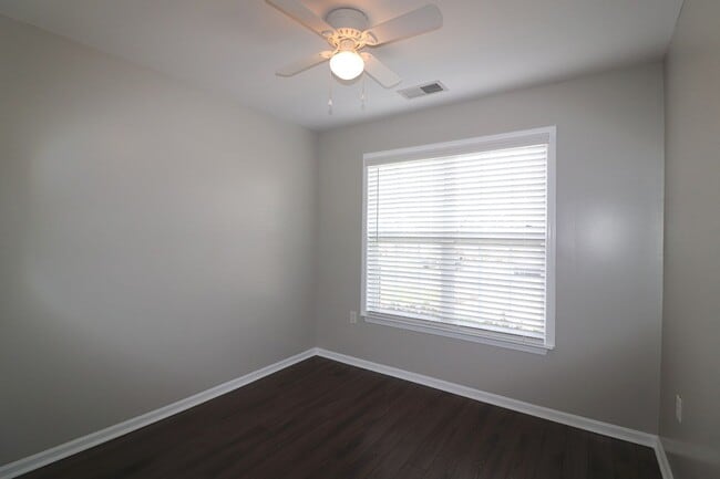 Building Photo - Super Cute 2 bedroom 2 bath townhome In Ro...