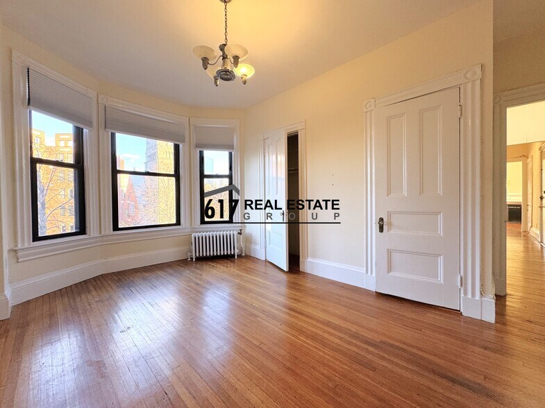 Building Photo - 504 Beacon St