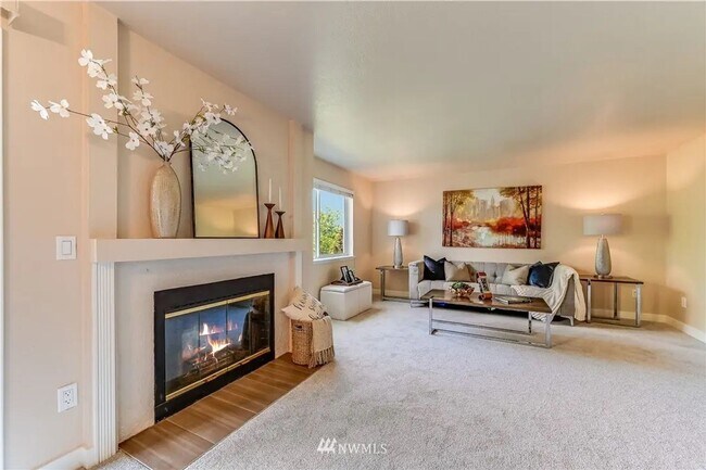 Building Photo - Bellevue - Spacious 2 Bedroom / 2 Bath Corner Condo Unit C1 **Pool and Gym!**
