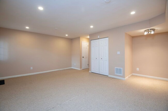 Building Photo - Bright 3 Bedroom Takoma Townhome with Park...