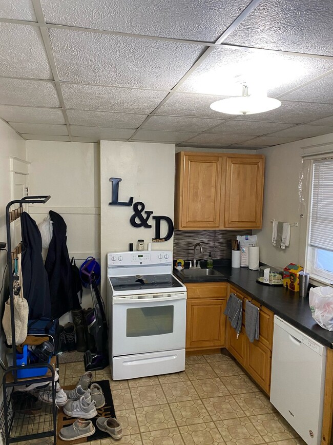 Building Photo - 3 bed 1 bath close to UWEC available June ...