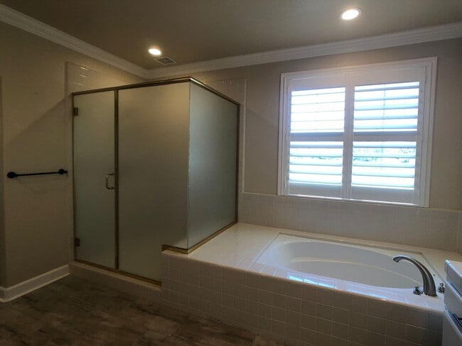 Building Photo - Stunning Eagle Ridge Home