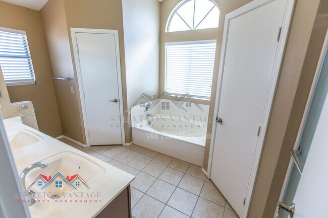 Building Photo - 3950 W Saragosa St