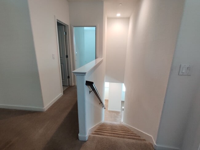 Building Photo - Beautiful 3 bedroom, 2.5 bathroom in Roseville!