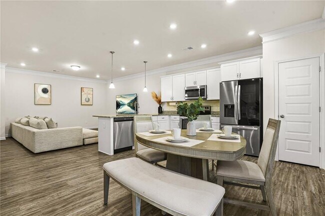 Building Photo - 2070 Ravencliff Dr