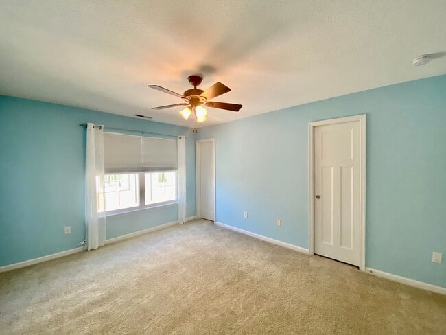 Building Photo - Spacious Condo - Waterfront Community - Av...