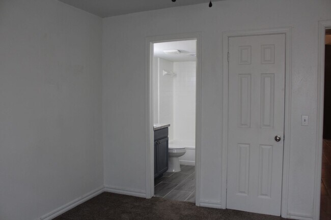 Building Photo - 2 bed & office on the South Side!