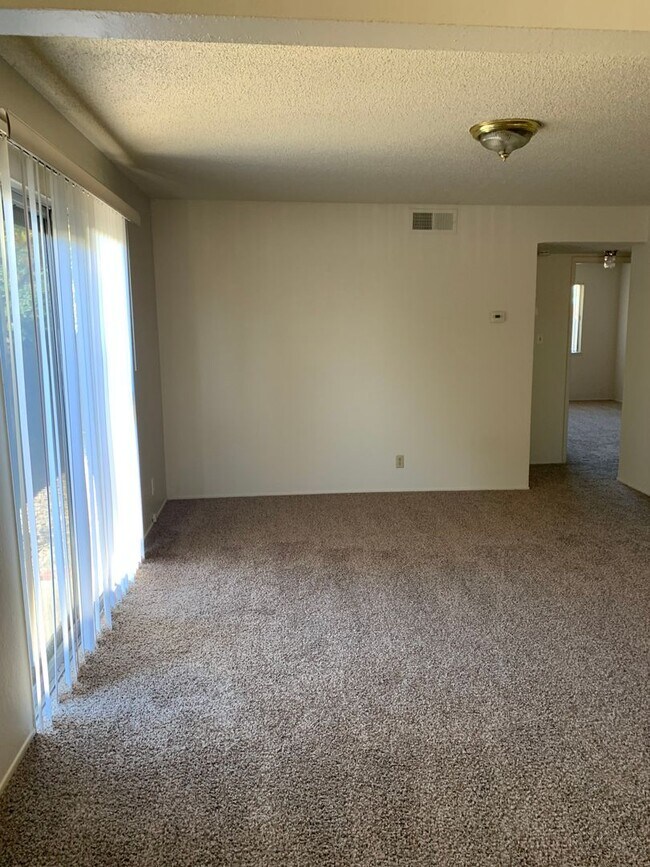 Building Photo - Cute 2 bedroom, 2 bath duplex available NOW!