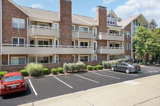 Building Photo - Spacious 2-Bedroom, 2-Bath Condominium in ...