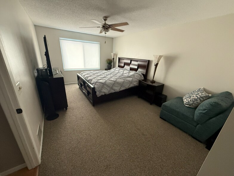 Building Photo - 4125 Goldenrod Ln N