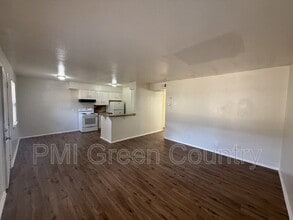 Building Photo - 917 N Yale Ave