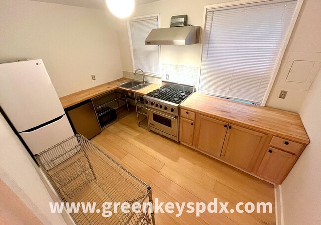 Building Photo - Historic Nob Hill Studio Condo at Patricia Court – Walk to NW 23rd
