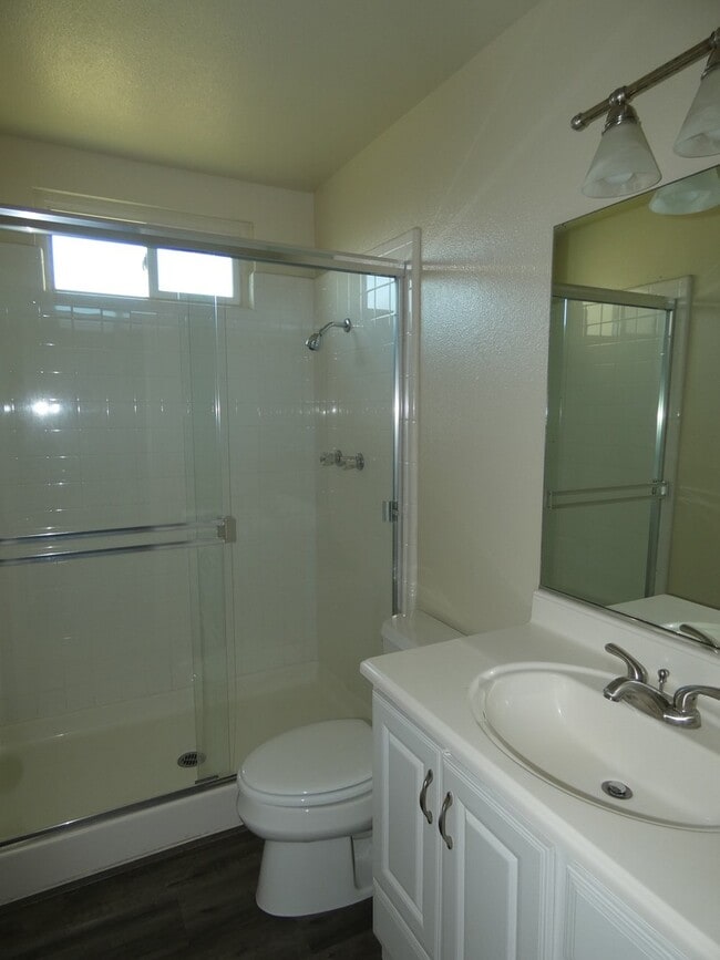 Building Photo - 4 bedroom, 2 bathroom in Suisun City