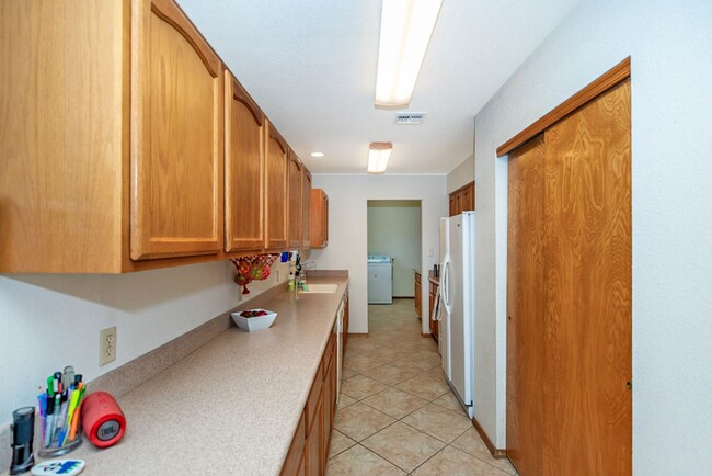 Building Photo - Spacious 2-Bedroom Home with Room to Roam ...