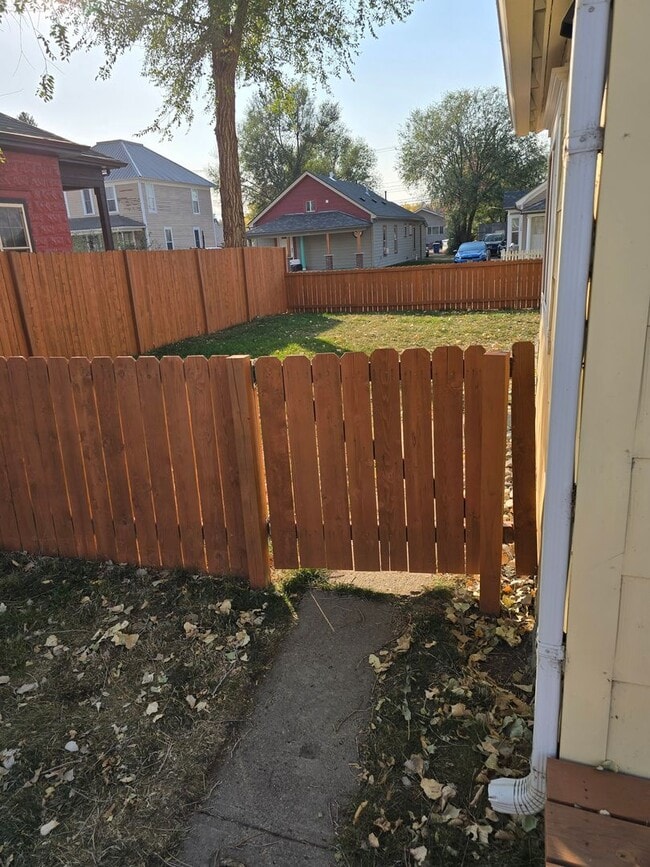 Building Photo - 2 Bed 1.5 Bath