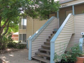 Building Photo - 2831 Somerville Dr