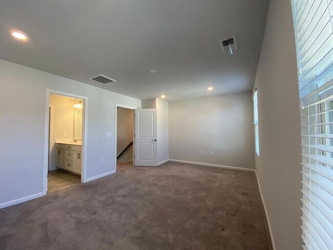 Building Photo - 702 Gimari Dr