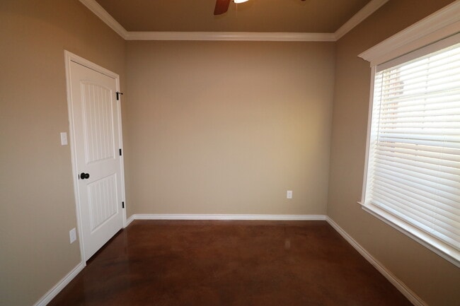 Building Photo - 4  Bedroom Single Famly Home -  Available ...