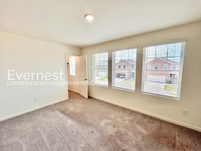 Building Photo - 5 Bed/3 Bath Home with Fenced Yard & Garage / Pet-Friendly / Available Now!