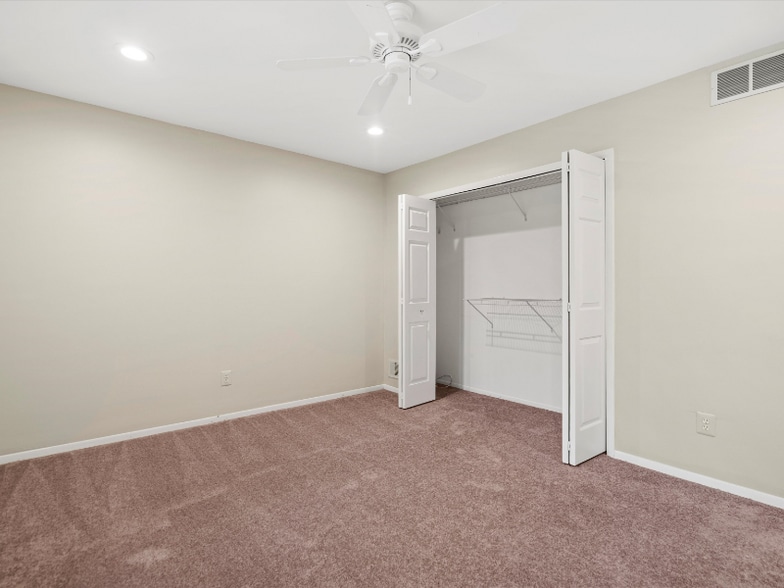 Building Photo - 26656 Farmbrook Villa Dr