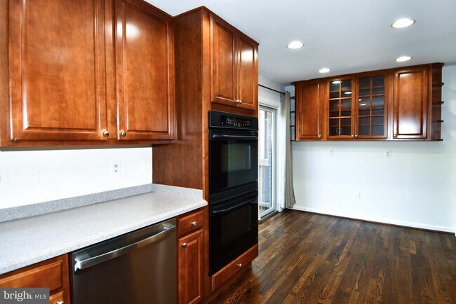 Building Photo - 5175 King Charles Way