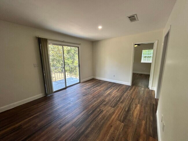 Building Photo - 115 Country Club Dr