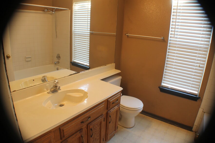 Central Bathroom - 1206 Devonshire Ln