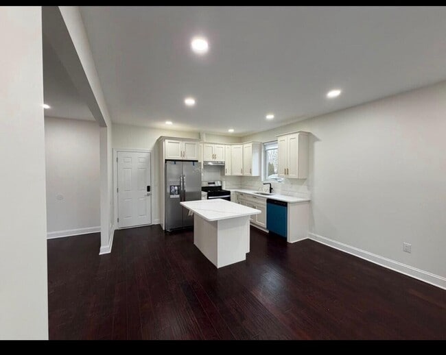 Building Photo - 3455 La Salle Dr