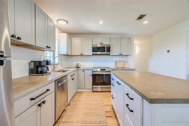 Building Photo - 631 Harmon Hills Cove