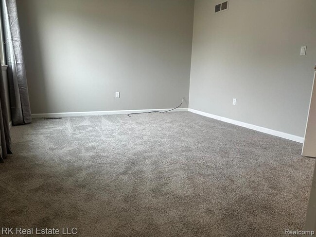 Building Photo - 2824 Roundtree Dr