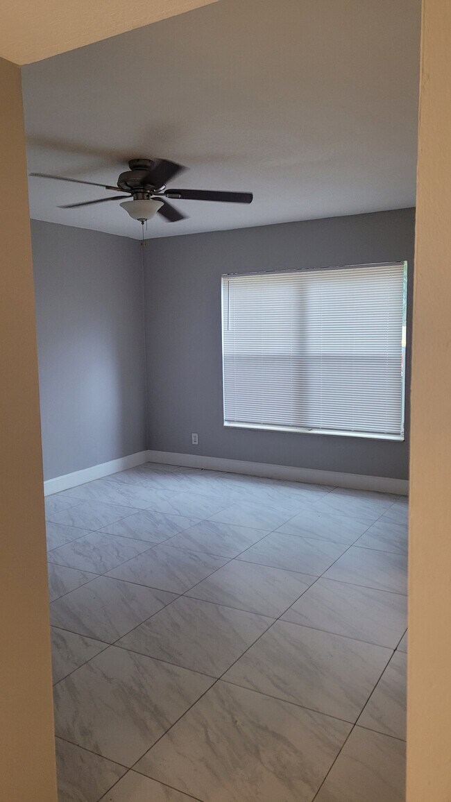 Lving room - 7338 NW 75th St